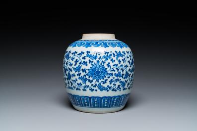 Een Chinese blauw-witte pot met lotusslingers, Qianlong
