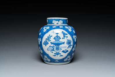 Een Chinese blauw-witte dekselpot met decor van antiquiteiten, Kangxi