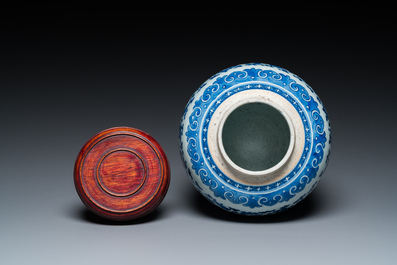 Een Chinese blauw-witte pot met lotusslingers, Qianlong