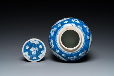 Een Chinese blauw-witte dekselpot met decor van antiquiteiten, Kangxi
