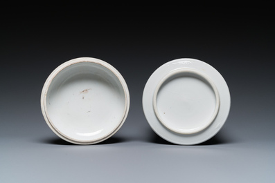 Een Chinese blauw-witte dekselpot met decor van antiquiteiten, Kangxi