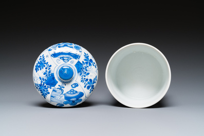 Een Chinese blauw-witte dekselpot met decor van antiquiteiten, Kangxi
