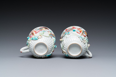 Een paar Chinese famille rose koppen en schotels met reli&euml;fdecor, Yongzheng