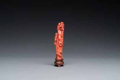 Een Chinese bloedkoralen sculptuur van Guanyin, 19/20e eeuw