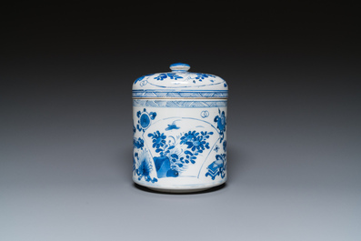 Een Chinese blauw-witte dekselpot met decor van antiquiteiten, Kangxi