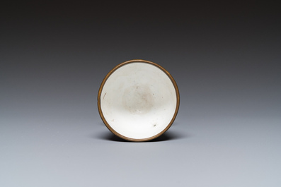A Chinese Canton enamel egg cup, Qianlong/Jiaqing