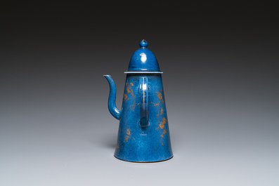 Een Chinese poederblauwe koffiepot met verguld decor, Kangxi