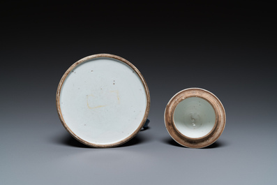 Een Chinese poederblauwe koffiepot met verguld decor, Kangxi