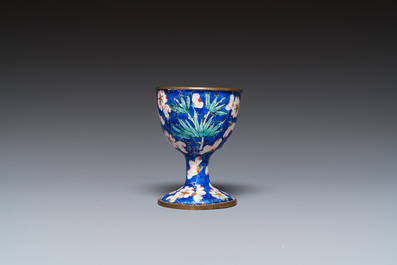 A Chinese Canton enamel egg cup, Qianlong/Jiaqing
