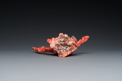 Een Chinese bloedkoralen sculptuur van een draak, 19e eeuw