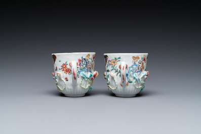 Een paar Chinese famille rose koppen en schotels met reli&euml;fdecor, Yongzheng