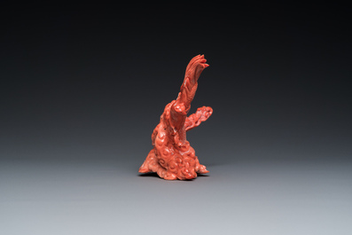 Een Chinese bloedkoralen sculptuur van een draak, 19e eeuw