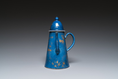 Een Chinese poederblauwe koffiepot met verguld decor, Kangxi