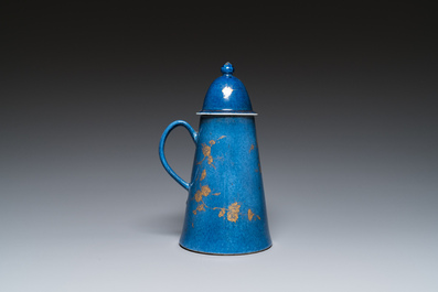 Een Chinese poederblauwe koffiepot met verguld decor, Kangxi