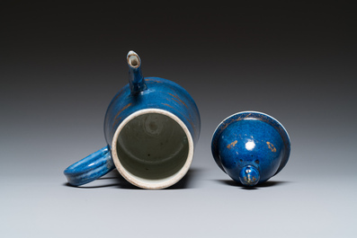 Een Chinese poederblauwe koffiepot met verguld decor, Kangxi