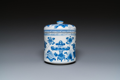 Een Chinese blauw-witte dekselpot met decor van antiquiteiten, Kangxi