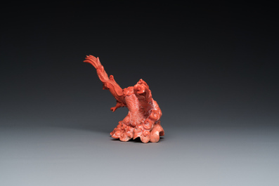 Een Chinese bloedkoralen sculptuur van een draak, 19e eeuw