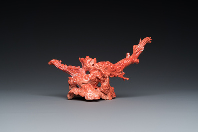 Een Chinese bloedkoralen sculptuur van een draak, 19e eeuw