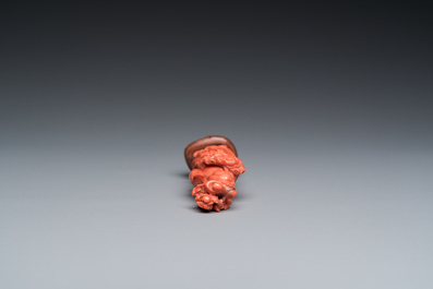 Een Chinese bloedkoralen sculptuur van Guanyin, 19/20e eeuw