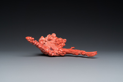 Een Chinese bloedkoralen sculptuur van een draak, 19e eeuw