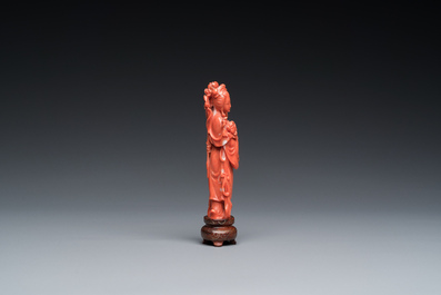 Een Chinese bloedkoralen sculptuur van Guanyin, 19/20e eeuw