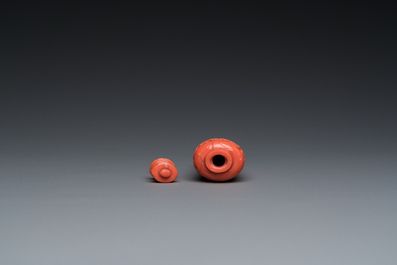 A fine Chinese red coral 'chrysanthemum' snuff bottle, 19/20th C.