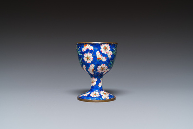 A Chinese Canton enamel egg cup, Qianlong/Jiaqing
