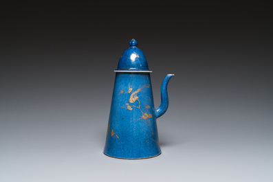 Een Chinese poederblauwe koffiepot met verguld decor, Kangxi