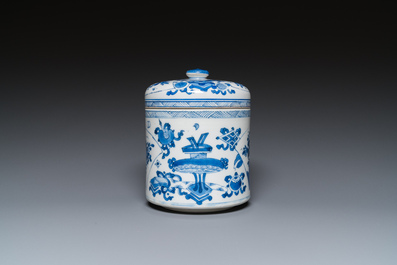 Een Chinese blauw-witte dekselpot met decor van antiquiteiten, Kangxi