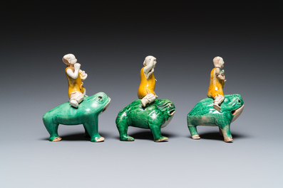 Drie Chinese verte biscuit sculpturen van Liu Hia op de driepotige pad, Kangxi