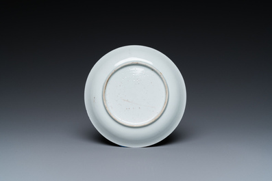 Een zeldzame Chinese grisaille, ijzerrode en vergulde kop en schotel met een handelsschip, Yongzheng/Qianlong