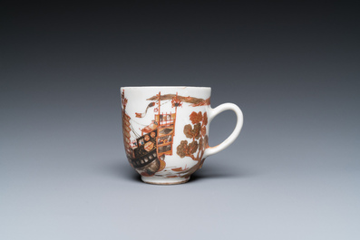 Een zeldzame Chinese grisaille, ijzerrode en vergulde kop en schotel met een handelsschip, Yongzheng/Qianlong