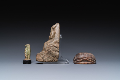 Une sculpture d'Osiris en pierre verte, une de Thot en fritte verte et une scarab&eacute;e en st&eacute;atite, Egypte, Nouvel Empire &agrave; p&eacute;riode ptol&eacute;ma&iuml;que
