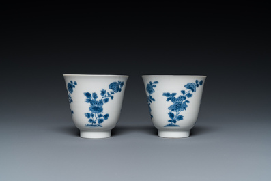 Een paar Chinese blauw-witte koppen en schotels, Chenghua merk, Kangxi