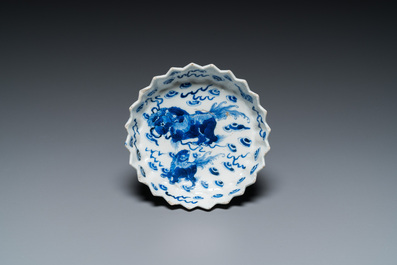 Un vase de forme bouteille, une tazza et deux tasses et soucoupes en porcelaine de Chine en bleu et blanc et famille rose, Kangxi et post&eacute;rieur