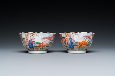 Un vase de forme bouteille, une tazza et deux tasses et soucoupes en porcelaine de Chine en bleu et blanc et famille rose, Kangxi et post&eacute;rieur