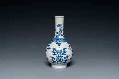 Un vase de forme bouteille, une tazza et deux tasses et soucoupes en porcelaine de Chine en bleu et blanc et famille rose, Kangxi et post&eacute;rieur