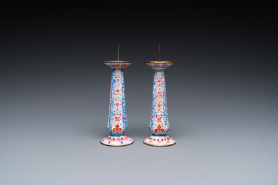 Een paar Chinese kandelaars in Canton email, Yongzheng/Qianlong
