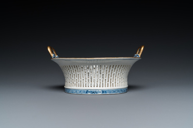 Een Chinese opengewerkte blauw-witte mand op onderschotel, Qianlong