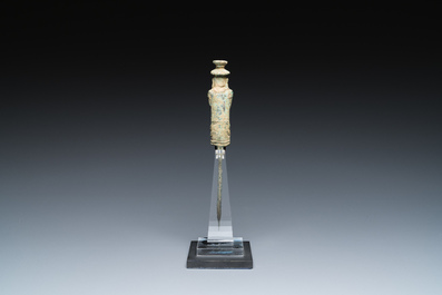 Een bronzen Khmer dolk, Cambodja, wellicht Angkor periode, 12e eeuw
