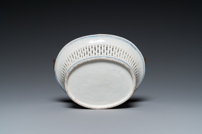 Een Chinese opengewerkte blauw-witte mand op onderschotel, Qianlong