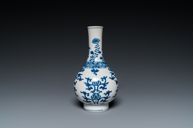 Un vase de forme bouteille, une tazza et deux tasses et soucoupes en porcelaine de Chine en bleu et blanc et famille rose, Kangxi et post&eacute;rieur