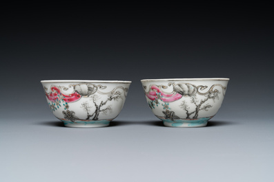 Een paar Chinese famille rose koppen en schotels met tortelduiven, Qianlong
