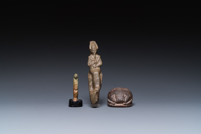 Une sculpture d'Osiris en pierre verte, une de Thot en fritte verte et une scarab&eacute;e en st&eacute;atite, Egypte, Nouvel Empire &agrave; p&eacute;riode ptol&eacute;ma&iuml;que