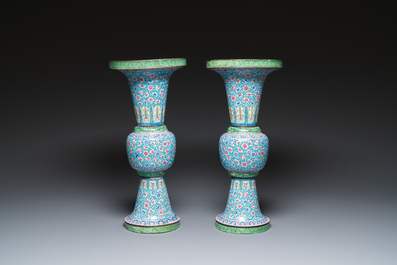 Paire de vases de forme 'gu' en &eacute;maux de Canton &agrave; d&eacute;cor floral, Chine, Qianlong
