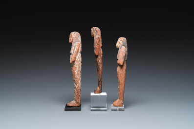 Trois oushebtis en bois polychrom&eacute;, Egypte, Nouvel Empire