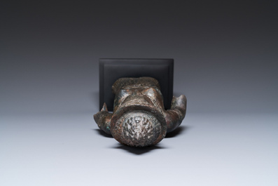 Een bronzen Khmer sculptuur van de godin Uma, Cambodja, 10/11e eeuw