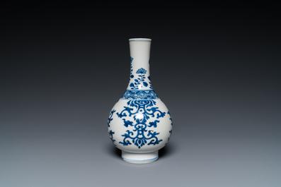 Un vase de forme bouteille, une tazza et deux tasses et soucoupes en porcelaine de Chine en bleu et blanc et famille rose, Kangxi et post&eacute;rieur