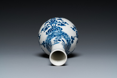 Un vase de forme bouteille, une tazza et deux tasses et soucoupes en porcelaine de Chine en bleu et blanc et famille rose, Kangxi et post&eacute;rieur
