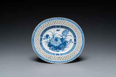 Een Chinese opengewerkte blauw-witte mand op onderschotel, Qianlong